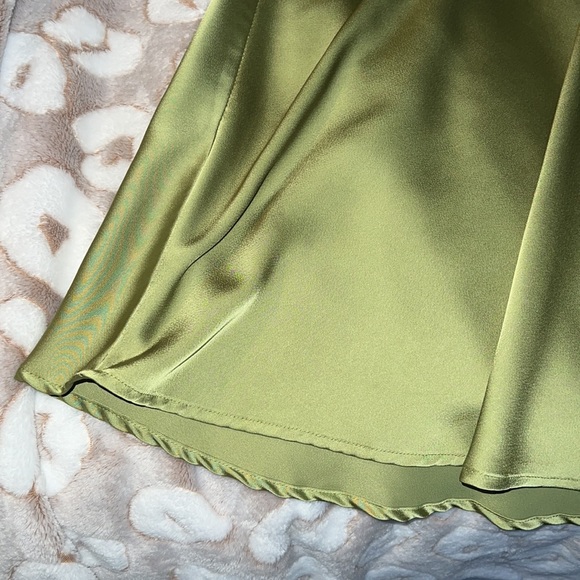 Green silky skirt - Picture 3 of 6